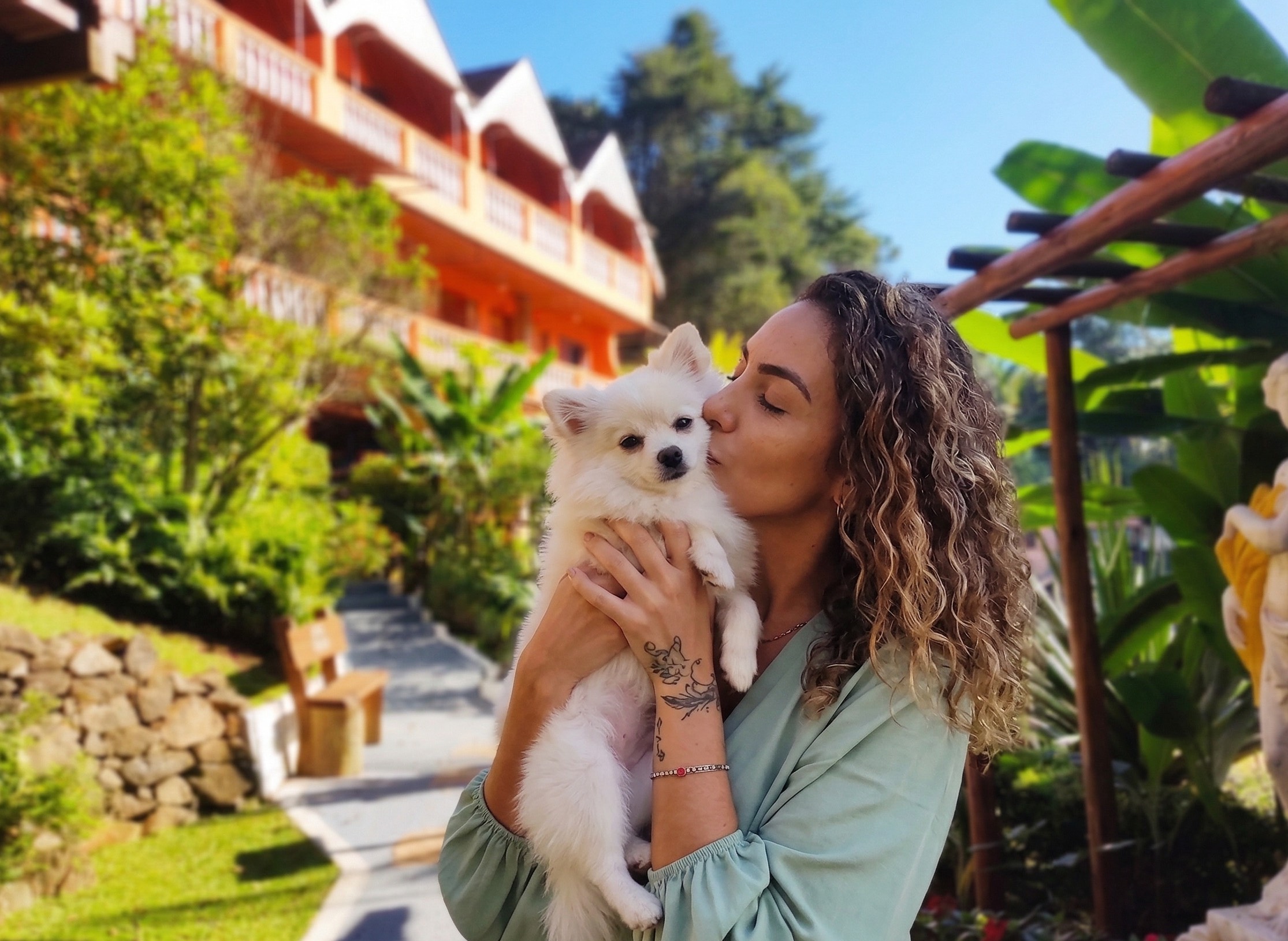 Área externa pet friendly com cachorro descansando